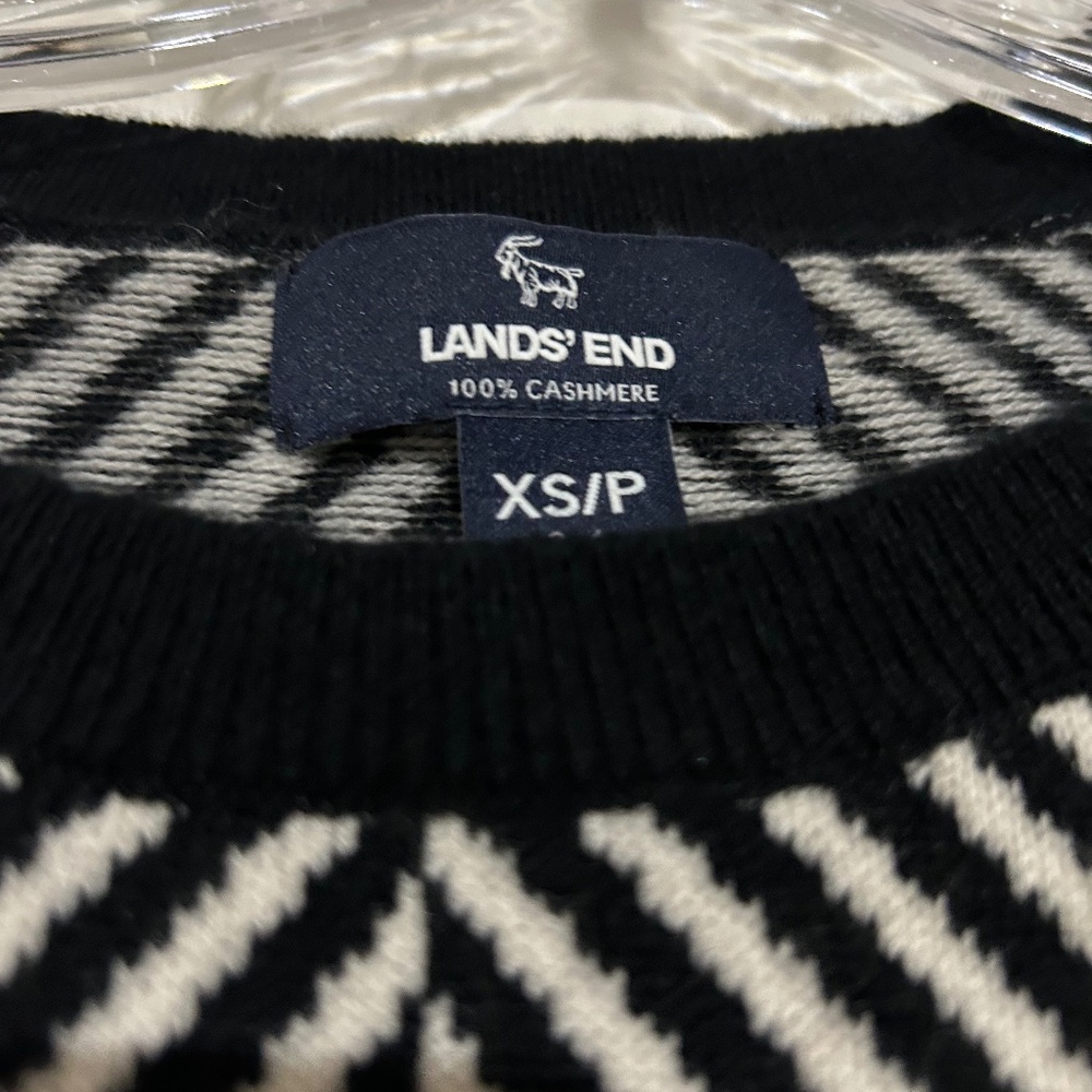 Lands’ End 100% Cashmere Black and White Chevron Sweater Size XSP Preppy! - Picture 2 of 5
